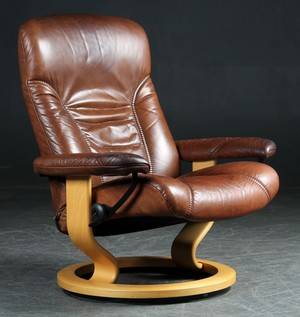 Stressless, otium lænestol betrukket med mørkebrunt læder 