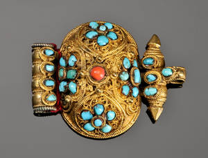 Tibetansk hårhalssmykke, gau, af guld med koral og turkiser, 1700-1800 tallet