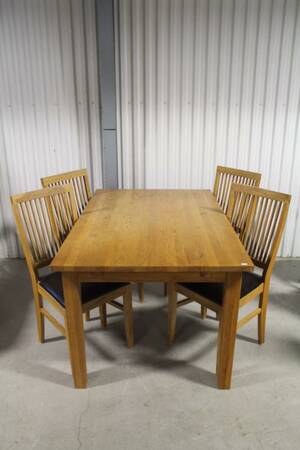 Matgrupp i ek 5 delar, bord och stolar 4 st