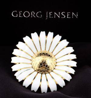 Georg Jensen. `Daisy´ jubilæumsbroche af forgyldt og emailleret sterlingsølv