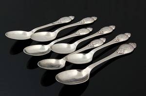 Evald Nielsen. `Bestik No. 6´ frokostskeer samt middagsske af hammerslået sølv 7