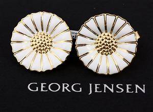 Georg Jensen. `Daisy´ ørestikker af forgyldt og emailleret sterlingsølv