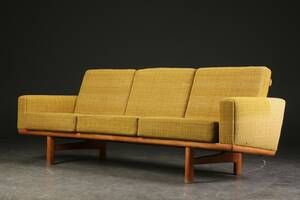 Hans J. Wegner. Tre-pers. sofa af egetræ, model GE-2363