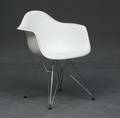 Charles Eames . Armstol model DAR , hvid 