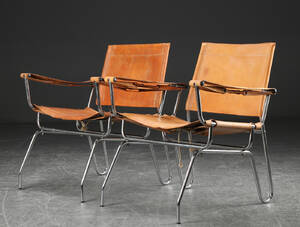 Et par lænestole med stel af metal, sæde og ryg af cognacfarvet læder 2 Denne vare er sat til omsalg under nyt varenummer 4815409