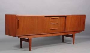 Dansk møbelproducent. Lav skænk i teak. 