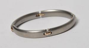 Armring af titanium og 14 kt. guld