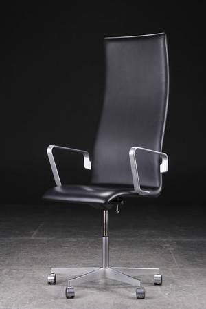 Arne Jacobsen. Højrygget Oxfordstol, sort læder