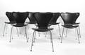 Arne Jacobsen. Sæt på otte stole syveren , model 3107, nybetrukket med sort anilin  læder 8