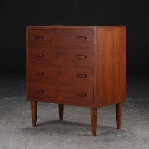 Lille kommode af teaktræ, dansk møbelproducent