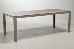 Havebord med bemalet metalstel og nonwood materiale.