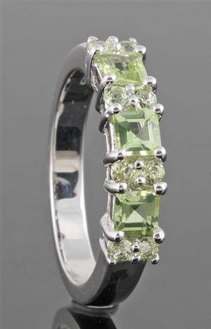 Green peridot ring approx. 1.00ct This lot has been put up for resale under the new lot no. 3459271