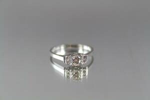 Ring i vitguld 18 k med briljanter 5 st 0,17  0,04 ct