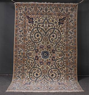 Fintknyttet persisk Nain tæppe, knyttet med silke, 265 x 164 cm.