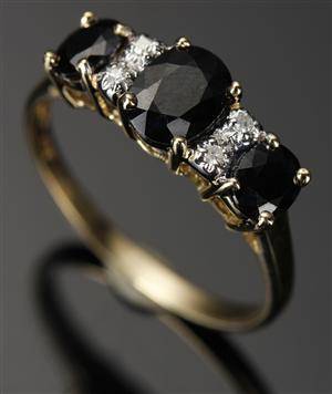 Ring af 9 kt. guld, med safir og diamanter. 