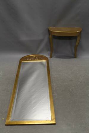 Spegel och konsolbord i guldfärgat trä