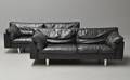 Dansk møbelproducent. Et par 2½-pers. sofaer, løse hynder med sort skind. 2