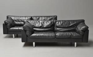 Dansk møbelproducent. Et par 2½-pers. sofaer, løse hynder med sort skind. 2