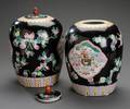 Par kinesiske lågkrukker af sortmalet porcelæn 2