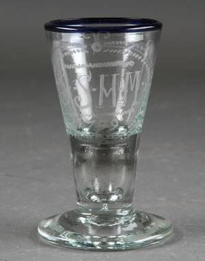 Glas med slibninger og monogram år 1799