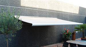 Markise. ca. 4 meter i hellukket hvid aluminiumskasse, polyesterdug, motor og fjernbetjening.
