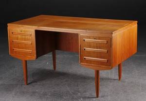 Skrivebord af teaktræ, dansk møbelproducent