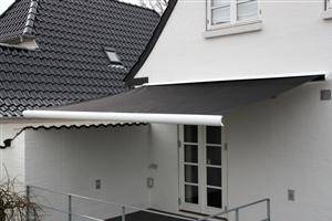 Markise. ca. 4 meter i hellukket hvid aluminiumskasse, polyesterdug, motor og fjernbetjening.