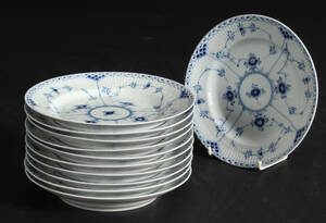 Royal Copenhagen. Musselmalet halvblonde frokosttallerkner 11
