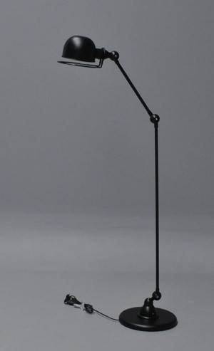 Standerlampe i sortlakeret metal