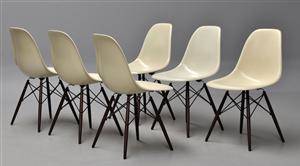 Charles Eames. Sæt på seks skalstole i cremefarvet glasfiber, model DSW 6 