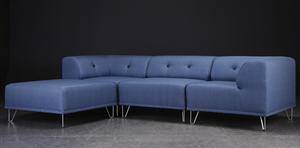 Nomad DOT, modulsofa betrukket med blåt stof, forkromede metalben