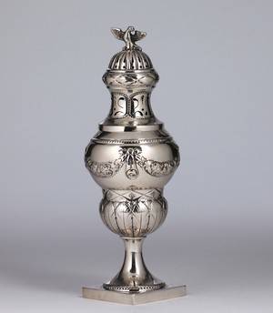 Dansk strøbøsse af sølv i Louis XVI-form, udført 1929