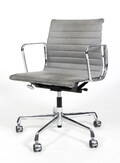 Charles Eames. Kontorstol, model EA-117 med alcantara  Denne vare er sat til omsalg under nyt varenummer 5009991