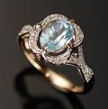Ring af 14 kt guld, med topas og diamanter.