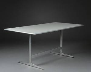 Arne Jacobsen. Rektangulært bord med shakerstel  