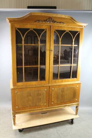 Serveringsskåp i gustaviansk stil