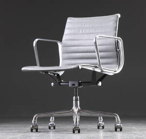 Charles Eames. Kontorstol fra serien Aluminium Group Konference