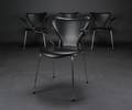 Arne Jacobsen. Fire armstole betrukket med sort læder, model 3207 Syveren, Red Label 4