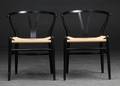 Hans J. Wegner. To stole, model CH-24, Y-stolen, sortlakeret 2 
