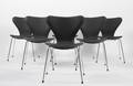Arne Jacobsen. Sæt på seks stole syveren , model 3107, nybetrukket med sort læder