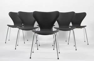 Arne Jacobsen. Sæt på seks stole syveren , model 3107, nybetrukket med sort læder