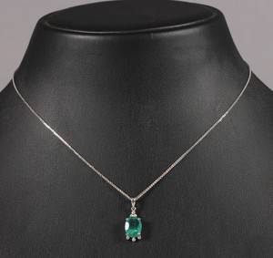 Halssmykke med diamanter og smaragd 2 