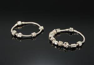 To armbånd af sterling sølv med charms, Pandora 19