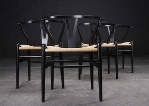 Hans J. Wegner. Sæt på fire Y- stole, sortlakerede 4  