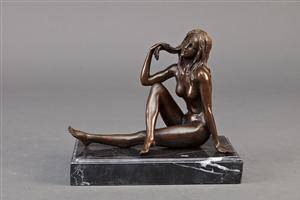 Bronzefigur af ung kvinde 