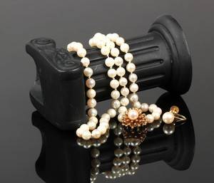 Perlekæde og øreskrue af Akoya saltvandskulturperler, 2