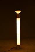 Golvlampa 1980-tal. Plexiglas, metall och glas