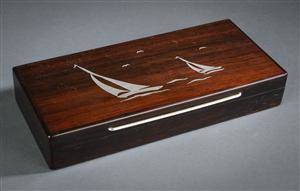 Rektangulært skrin af palisander prydet med sølv 