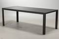 Havebord med bemalet metalstel og nonwood materiale.