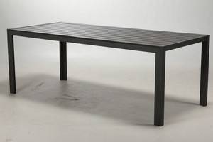 Havebord med bemalet metalstel og nonwood materiale.